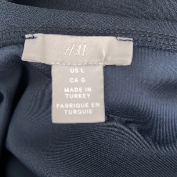 H&M Navy color Skirt. Size Large. - Picture 5 of 5